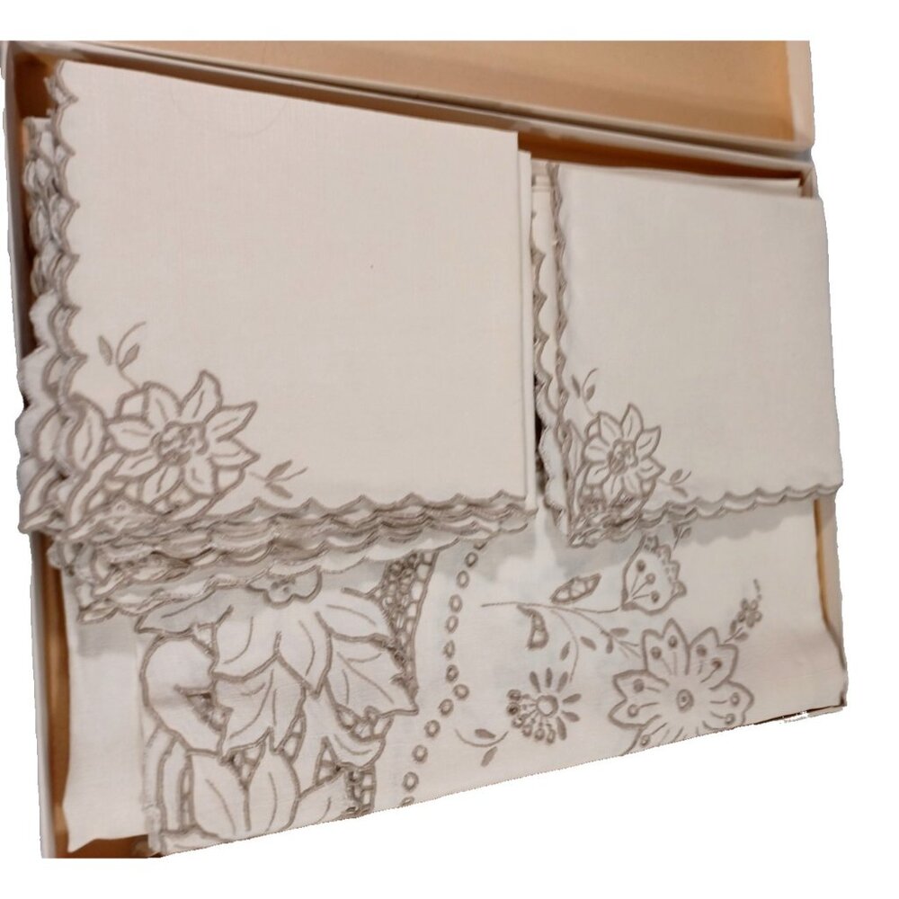 NOS Vintage Madeira Daisy Floral Cutwork Tablecloth Set With Delicate Embroidery